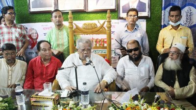 নেতাকর্মীদের সঙ্গে মতবিনিময় করেন আওয়ামী লীগের সিনিয়র নেতা আমির হোসেন আমু