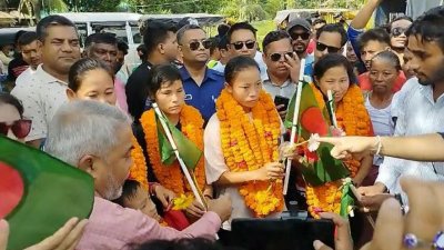 নিজ জেলায় ভালোবাসায় সিক্ত আনাই আনুচিং ও মণিকা