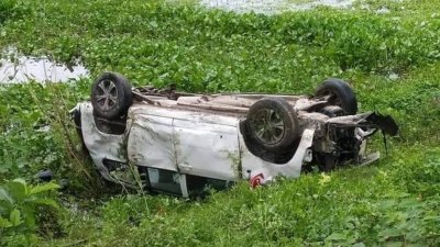 কালীগঞ্জে প্রাইভেটকারে ট্রেনের ধাক্কা, নিহত ১