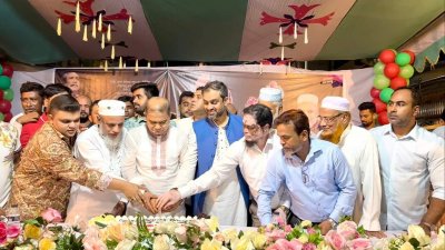 প্রধানমন্ত্রী শেখ হাসিনার ৭৬তম জন্মদিন উপলক্ষে কেক কেটেছেন উত্তরার সর্বস্তরের জনগণ