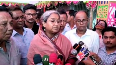 চাঁদপুর শহরের বিভিন্ন পূজামণ্ডপ পরিদর্শন শেষে সাংবাদিকদের সঙ্গে কথা বলেন শিক্ষামন্ত্রী দীপু মনি
