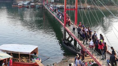 টানা ছুটিতে পাহাড়-হ্রদ দেখতে রাঙামাটিতে ভিড় জমিয়েছেন পর্যটকরা