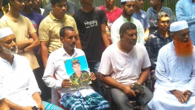 শরিফের ছবি বুকে ধরে বাবা বাবা লেবু তালুকদারের আহাজারি