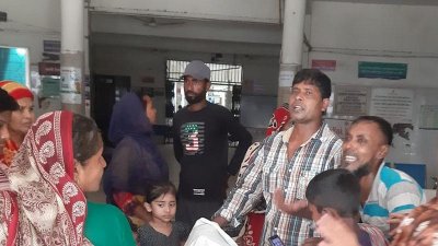 হাসপাতালের সামনে মৃতের স্বজনরা