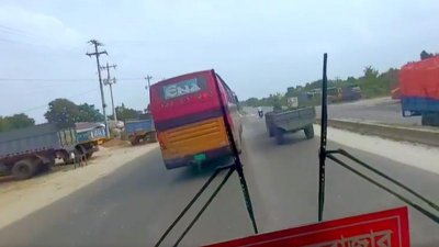 বেপরোয়া বাস চালাতে উদ্বুদ্ধ করে ভিডিও ধারণ, বন্ধে আইনি নোটিশ