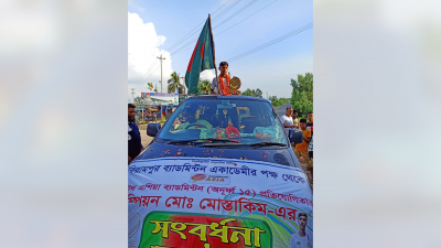 ছাদখোলা গাড়িতে মোস্তাকিমকে সংবর্ধনা।