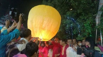 মেরুল বাড্ডায় আন্তর্জাতিক বৌদ্ধ বিহারে প্রবারণা পূর্ণিমা উপলক্ষে ফানুস ওড়ান নৌপরিবহন প্রতিমন্ত্রী খালিদ মাহমুদ চৌধুরী