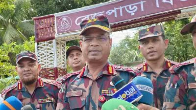 নাইক্ষ্যংছড়ির তুমব্রু সীমান্ত এলাকা পরিদর্শন করেছেন বিজিবি মহাপরিচালক মেজর জেনারেল সাকিল আহমেদ