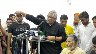 বক্তব্য রাখছেন আমান উল্লাহ আমান