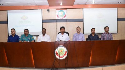সংবাদ সম্মেলনে বক্তব্য রাখছেন ডিবি প্রধান হারুন অর রশীদ
