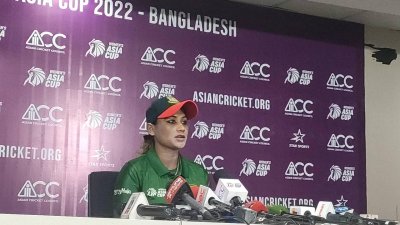 সংবাদ সম্মেলনে কথা বলছেন জাহানারা।