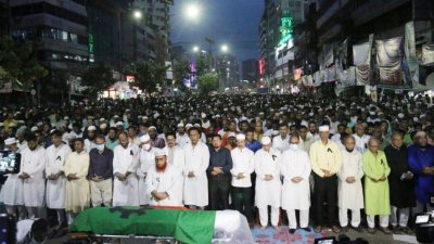 ঢাকার নয়াপল্টনে বিএনপি কার্যালয়ের সামনে শাওনের জানাজা