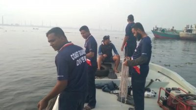 মাকে বাঁচাতে মেঘনায় ছেলের ঝাঁপ