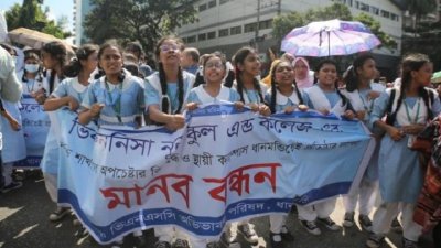 অধ্যক্ষের আশ্বাসে সড়ক ছাড়লো ভিকারুননিসার শিক্ষার্থীরা