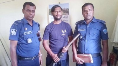 স্কুল দফতরির খাটের নিচে মিললো আগ্নেয়াস্ত্র