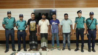 শ্রমিকদের এটিএম কার্ড ও পাসওয়ার্ড নিয়ে টাকা তুলে নিতো তারা