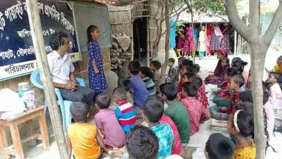 শিক্ষক ওয়াজউদ্দিনের বাড়ির আঙিনায় গাছতলায় চলে শিশুদের পাঠদান