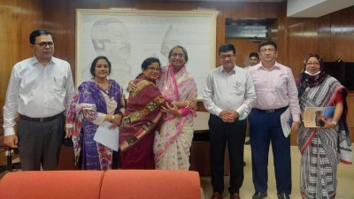 কলসিন্দুর নারী ফুটবল টিমের ম্যানেজার মালা রানীকে অভিনন্দন জানালেন শিক্ষামন্ত্রী