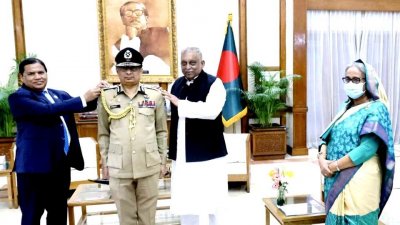 আইজিপি চৌধুরী আবদুল্লাহ আল-মামুনকে র‌্যাংক ব্যাজ পরানো হচ্ছে