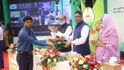 পদক গ্রহণ করছেন শফিকুল ইসলাম (ছবি: সংগৃহীত)