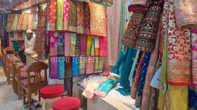 ক্রেতার সাড়া নেই শাড়ির দোকানে
