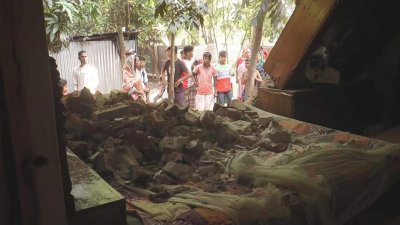 দেয়াল ভেঙে বাড়িতে প্রবেশ করে ডাকাতেরা