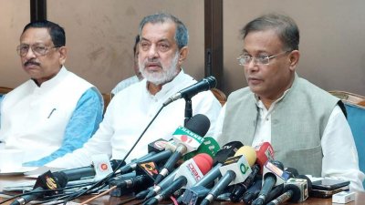 চট্টগ্রাম সার্কিট হাউজে সাংবাদিকদের সঙ্গে কথা বলছেন তথ্যমন্ত্রী হাছান মাহমুদ
