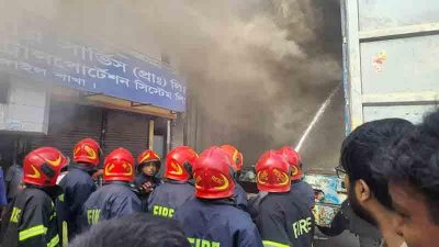 কুরিয়ার সার্ভিসের কাভার্ডভ্যানে আগুন, পুড়ে গেছে মালামাল