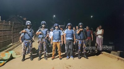 আইনশৃঙ্খলা রক্ষাকারী বাহিনীর পাশাপাশি ক্যাম্পে পাহারা দিচ্ছেন স্বেচ্ছাসেবীরা
