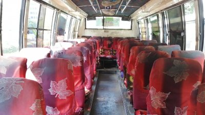 যাত্রীকে ছুরি নিয়ে তাড়া করলো বাসের হেলপার