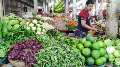 বাজারে শীতকালীন সবজি বিক্রি শুরু হয়েছে