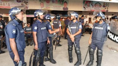 ঘটনাস্থলে পুলিশ