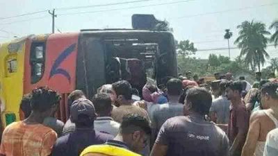 কুষ্টিয়ায় বাস উল্টে প্রাণ গেলো ২ তরুণীর