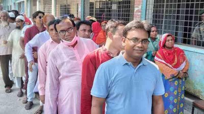 লাইনের সামনে  সিংড়া পৌর মেয়র ও উপজেলা আওয়ামী লীগের সাধারণ সম্পাদক জান্নাতুল ফেরদৌস
