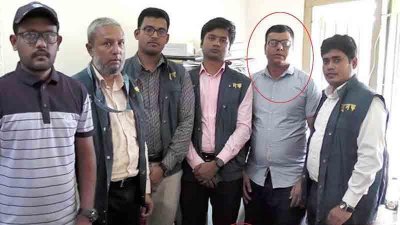 ঘুষের টাকাসহ আটক শহিদুল ইসলাম (গোলচিহ্নিত)