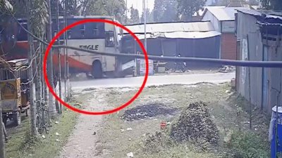 বরিশালে পুলিশের টহল পিকআপে যাত্রীবাহী বাসের ধাক্কায় এসআইসহ চার পুলিশ আহত