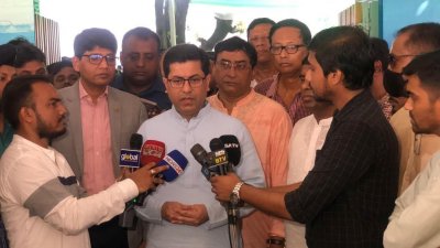 শেখ রাসেলের সমাধিতে ফুল দিয়ে শ্রদ্ধা জানানোর পর সাংবাদিকদের সঙ্গে কথা বলেন ডিএসডিসি মেয়র শেখ ফজলে নূর তাপস