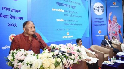 বক্তব্য রাখছেন বাণিজ্যমন্ত্রী টিপু মুনশি