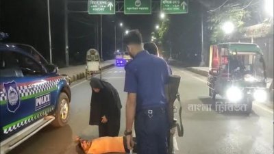 সড়কে শুয়ে আত্মহত্যার চেষ্টা চালিয়েছেন আবুল ওসমান নামে এক রোহিঙ্গা যুবক