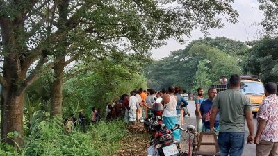 ঘটনাস্থলে স্থানীয়রা