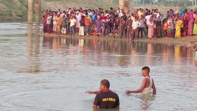 উদ্ধারে কাজ করছে ফায়ার সার্ভিস