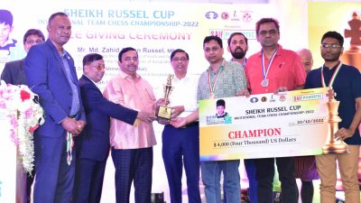 বাংলাদেশ দলকে ট্রফি ও চেক তুলে দেওয়া হচ্ছে।