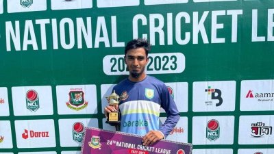 ম্যাচসেরার পুরস্কার হাতে তানজিম হাসান সাকিব।