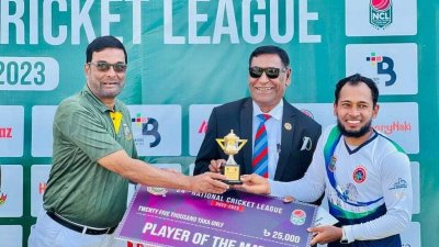 ম্যাচসেরার পুরস্কার পেয়েছেন মুশফিক।