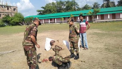 সেনাবাহিনীর বোম ডিসপোজাল টিম হ্যান্ড গ্রেনেড ধ্বংসে কাজ করছে
