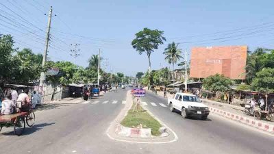 বাস বন্ধ থাকায় ভোগান্তিতে পড়েছেন সাধারণ মানুষ