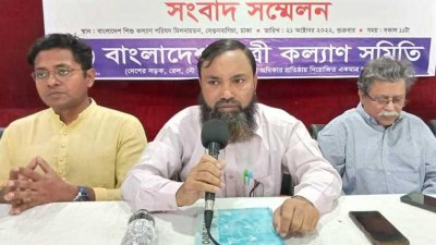 সংবাদ সম্মেলনে বক্তব্য রাখছেন মোজাম্মেল হক চৌধুরী