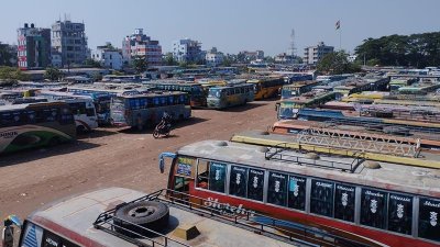 টার্মিনালে বাস