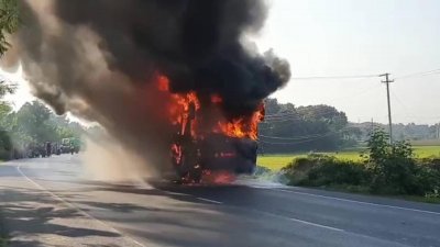 বিজিবি সদস্যকে ধাক্কা দিয়ে মোটরসাইকেল নিয়ে ছুটলো বাস, পুড়ে ছাই