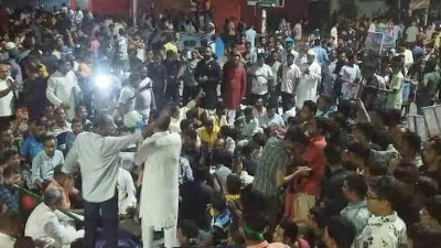 খুলনার সমাবেশস্থলে রাতেই মঞ্চ ঘিরে জনতার অবস্থান শুরু হয়